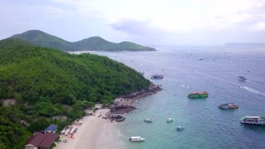 Pattaya, Chonburi Eyaleti, Tayland Asya 'da yer alan mavi-yeşil denizi ve güzel kumlu plajı ile Larn Adası veya Koh Larn manzarası.