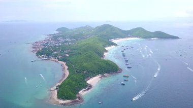 Pattaya, Chonburi Eyaleti, Tayland Asya 'da yer alan mavi-yeşil denizi ve güzel kumlu plajı ile Larn Adası veya Koh Larn manzarası.