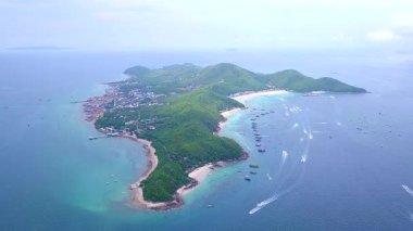 Pattaya, Chonburi Eyaleti, Tayland Asya 'da yer alan mavi-yeşil denizi ve güzel kumlu plajı ile Larn Adası veya Koh Larn manzarası.