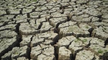 Toprak uzun zamandır yağmur olmadığı için kavruldu..