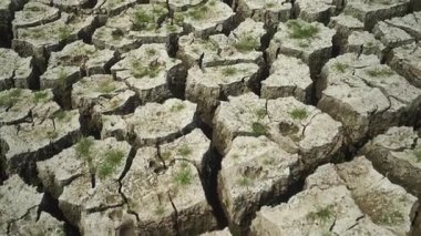 Toprak uzun zamandır yağmur olmadığı için kavruldu..