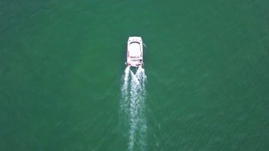 Turist yatları tatilleri boyunca denizde geziyorlar..