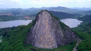 Khao Chee Chan Khao Chion, Pattaya, Chonburi, Tayland 'ın kayalık yüzüne oyulmuş Buda heykeli.