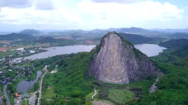 Khao Chee Chan Khao Chion, Pattaya, Chonburi, Tayland 'ın kayalık yüzüne oyulmuş Buda heykeli.