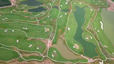 Güzel ve modern golf sahası