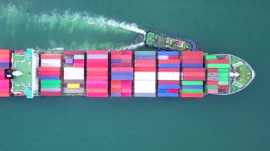 Kargo gemileri dünyadaki çeşitli noktalara konteynırlar dolusu mal taşır. Nakliye işi.