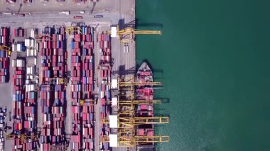Konteynır gemilerinin limana gelip ithal ve ihraç edilen malları boşalttığı açık deniz limanı.