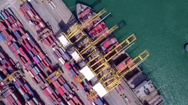 Konteynır gemilerinin limana gelip ithal ve ihraç edilen malları boşalttığı açık deniz limanı.