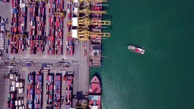 Konteynır gemilerinin limana gelip ithal ve ihraç edilen malları boşalttığı açık deniz limanı.
