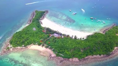 Koh Larn yakınlarındaki Koh Sak adasının yüksek açılı manzarası. Pattaya, Chonburi 'de güzel deniz suyu ve kumlu plajı var. Tayland Körfezi' nde..
