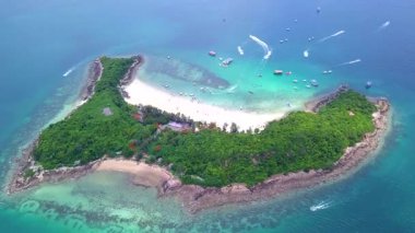 Koh Larn yakınlarındaki Koh Sak adasının yüksek açılı manzarası. Pattaya, Chonburi 'de güzel deniz suyu ve kumlu plajı var. Tayland Körfezi' nde..