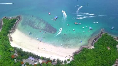 Koh Larn yakınlarındaki Koh Sak adasının yüksek açılı manzarası. Pattaya, Chonburi 'de güzel deniz suyu ve kumlu plajı var. Tayland Körfezi' nde..