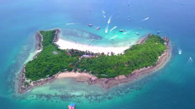 Koh Larn yakınlarındaki Koh Sak adasının yüksek açılı manzarası. Pattaya, Chonburi 'de güzel deniz suyu ve kumlu plajı var. Tayland Körfezi' nde..