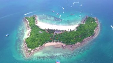 Koh Larn yakınlarındaki Koh Sak adasının yüksek açılı manzarası. Pattaya, Chonburi 'de güzel deniz suyu ve kumlu plajı var. Tayland Körfezi' nde..
