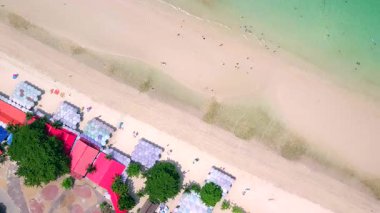 Larn Adası 'nın güzel sahil ve plaj şemsiyeleri ya da Koh Larn Pattaya, Chonburi, Tayland Körfezi manzarası.