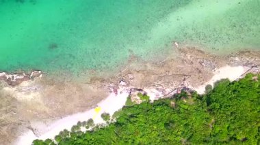 Güzel sahil manzarası ve Koh Larn adasının berrak suları ya da Koh Larn, Pattaya, Chonburi Tayland Körfezi.