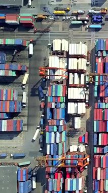 Konteynır terminalleri ve kargo gemileri olan açık deniz limanı ithalat ve ihracat gemileri yükleyip boşaltıyor