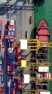 Konteynır terminalleri ve kargo gemileri olan açık deniz limanı ithalat ve ihracat gemileri yükleyip boşaltıyor