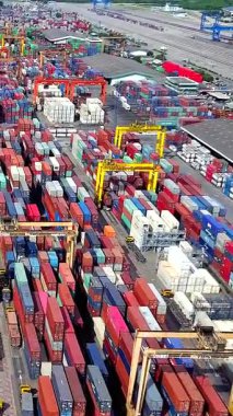 Konteynır terminalleri ve kargo gemileri olan açık deniz limanı ithalat ve ihracat gemileri yükleyip boşaltıyor
