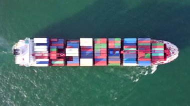 Kargo gemisi, dünyanın dört bir yanındaki limanlara mal götüren konteynırlarla dolu..