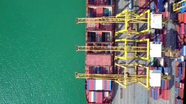 Konteynır terminalleri ve kargo gemileri olan açık deniz limanı ithalat ve ihracat gemileri yükleyip boşaltıyor