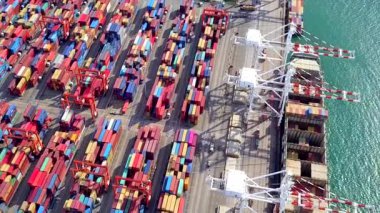 Konteynır terminalleri ve kargo gemileri olan açık deniz limanı ithalat ve ihracat gemileri yükleyip boşaltıyor