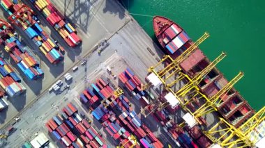Konteynır terminalleri ve kargo gemileri olan açık deniz limanı ithalat ve ihracat gemileri yükleyip boşaltıyor