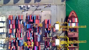 Konteynır terminalleri ve kargo gemileri olan açık deniz limanı ithalat ve ihracat gemileri yükleyip boşaltıyor