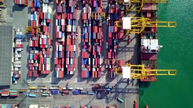 Konteynır terminalleri ve kargo gemileri olan açık deniz limanı ithalat ve ihracat gemileri yükleyip boşaltıyor