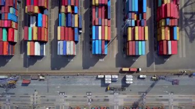 Konteynır terminalleri ve kargo gemileri olan açık deniz limanı ithalat ve ihracat gemileri yükleyip boşaltıyor