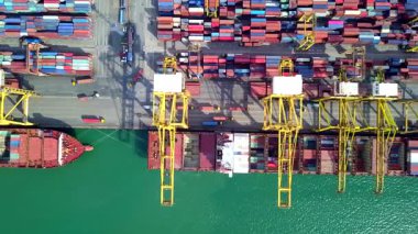 Konteynır terminalleri ve kargo gemileri olan açık deniz limanı ithalat ve ihracat gemileri yükleyip boşaltıyor