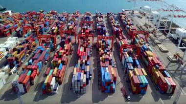Konteynır terminalleri ve kargo gemileri olan açık deniz limanı ithalat ve ihracat gemileri yükleyip boşaltıyor
