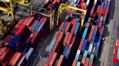 Konteynır terminalleri ve kargo gemileri olan açık deniz limanı ithalat ve ihracat gemileri yükleyip boşaltıyor