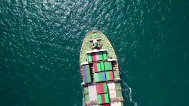 Denizde giden konteynırlarla dolu bir kargo gemisinin üst görüntüsü dünyanın dört bir yanındaki limanlara mal taşıyor..