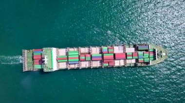 Denizde giden konteynırlarla dolu bir kargo gemisinin üst görüntüsü dünyanın dört bir yanındaki limanlara mal taşıyor..