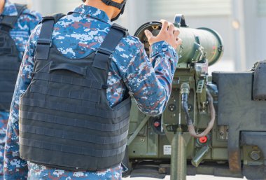 Askerler ordunun savaşında tanksavar roketleri kullanıyorlar..