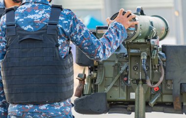 Askerler ordunun savaşında tanksavar roketleri kullanıyorlar..