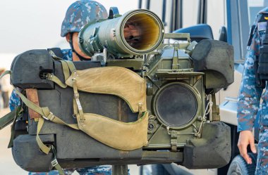 Askerler ordunun savaşında tanksavar roketleri kullanıyorlar..