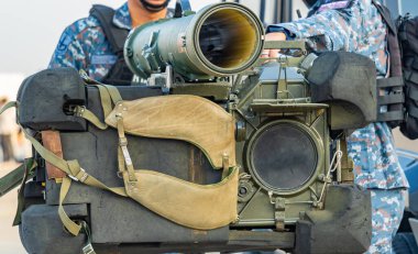 Askerler ordunun savaşında tanksavar roketleri kullanıyorlar..