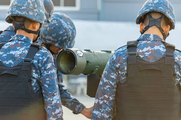 Askerler ordunun savaşında tanksavar roketleri kullanıyorlar..