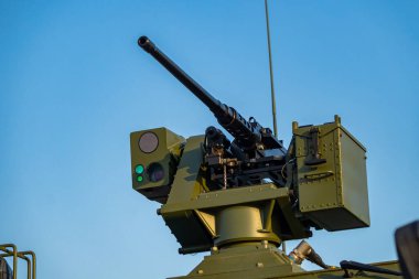 Zırhlı bir araca monte edilmiş makineli tüfek.