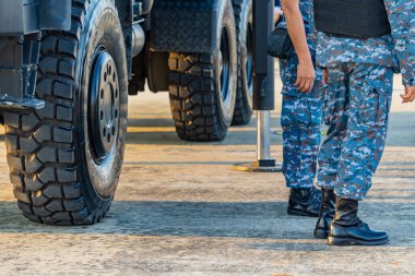 Askeri üniformalı askerler askeri botlar giyerler..