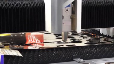 Plazma çelik kesme makinesi endüstriyel bir fabrikada çeliği kesmek için çalışıyor..