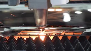 Plazma çelik kesme makinesi endüstriyel bir fabrikada çeliği kesmek için çalışıyor..