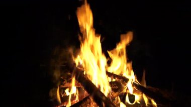 Geceleri ısınmak için ateş yak..