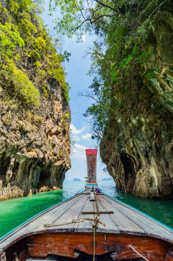Koh Hong 'taki uzun kuyruklu bir teknenin pruvasından Andaman Denizi' ndeki, Krabi Eyaleti Tayland 'daki adalara bak.