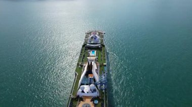 Seyahat gemileri denizlere açılır, yolcuları ve turistleri dünyanın çeşitli yerlerine tatile götürür..