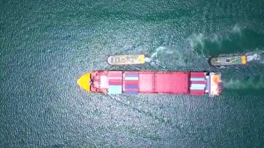 Konteynır gemileri dünyanın dört bir yanındaki varış noktalarına mal götürmek için denizlere açılır..