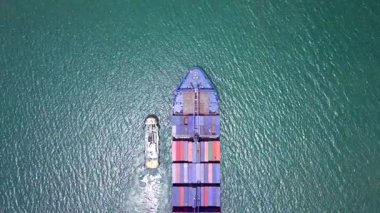 Konteynır gemileri dünyanın dört bir yanındaki varış noktalarına mal götürmek için denizlere açılır..