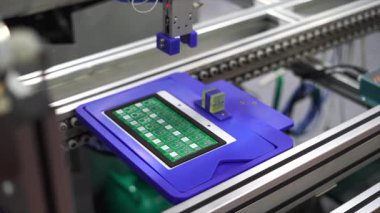 Yazdırılmış devre kartları veya elektronik cihazların devre kartlarını üretmek için bir makine